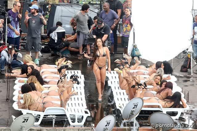 Anitta semi desnuda en escenas del clip en Vidigal - Foto 177375