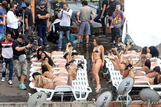 Anitta semi desnuda en escenas del clip en Vidigal - Photo 177382