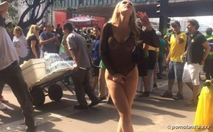 Socialite que muestra los senos durante la protesta - Foto 173058