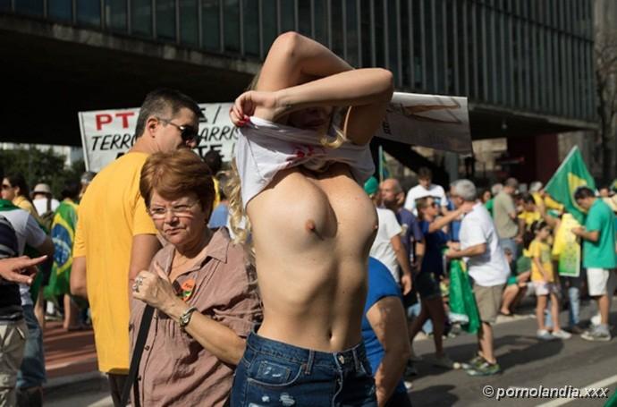 Socialite que muestra los senos durante la protesta - Foto 173062