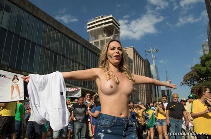 Socialite que muestra los senos durante la protesta - Foto 173061