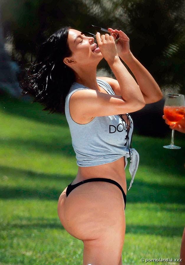 Kim Kardashian atrapó bikini con enorme culo - Foto 156405