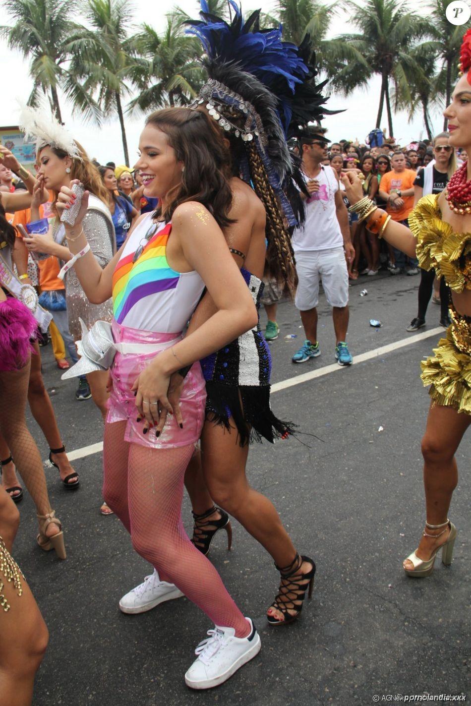 Bruna Márquezine cayó en la red de hilo dental en Carnival - Foto 148125