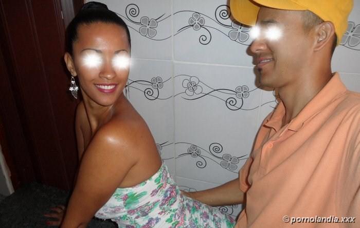 Morena cachonda haciendo doble penetración con marido y amigo - foto 121899