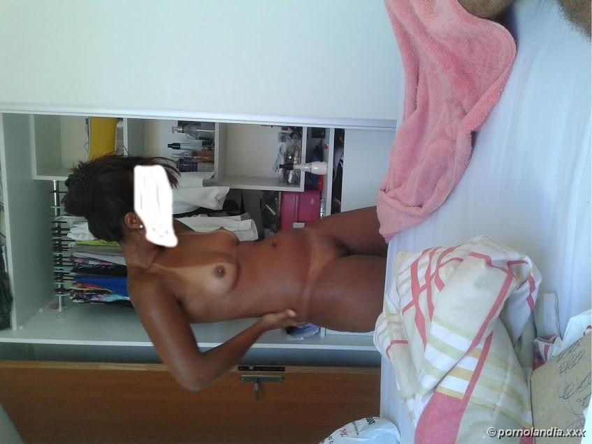 Mulatto da coño agrietado desnudo en fotos caseras - foto 25679