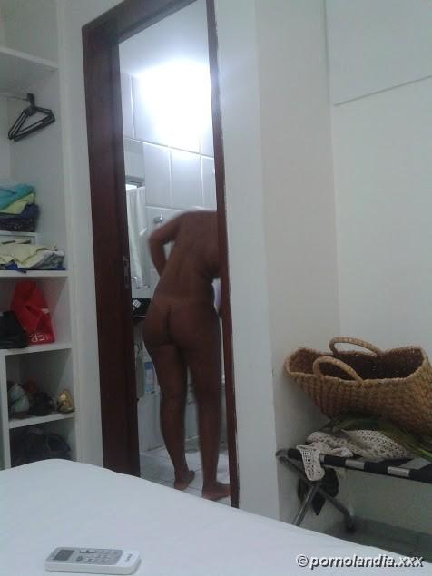 Mulatto da coño agrietado desnudo en fotos caseras - foto 25707