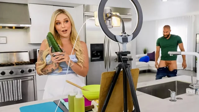 El talentoso cocinero lleva el pepino de su amante para dar un paseo, sacudiendo su gran trasero
