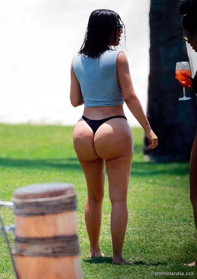 Kim Kardashian atrapó bikini con enorme culo - Foto 156401