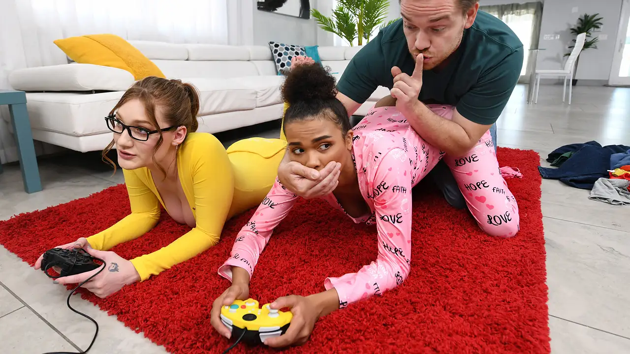 Los adolescentes son jodidos a través de la solapa de pijama mientras juegan videojuegos