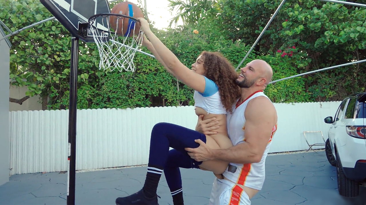 Romper un culo perfecto en la cancha de baloncesto después de tirar al aro