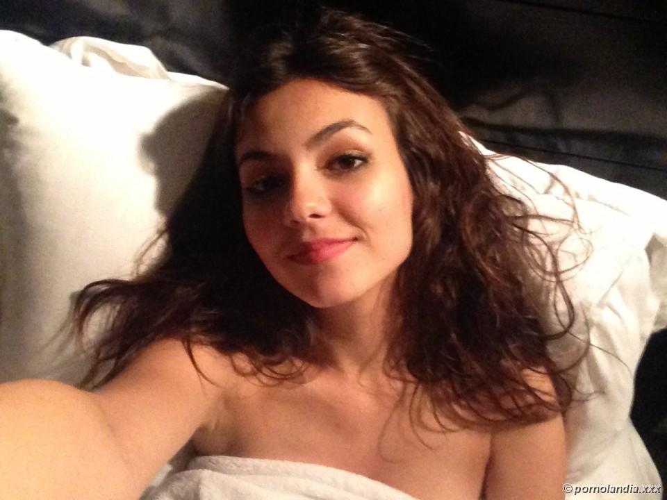 Victoria Justice tomó fotos desnudas de Little Laise - Cexape Nude - Photo 20052