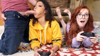 Las jóvenes gamers se divierten compartiendo un joystick rígido