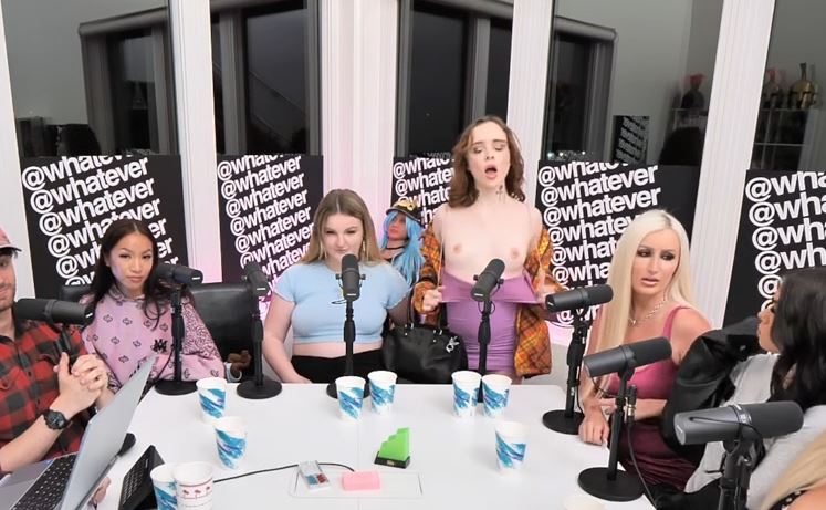 videos de Cualquiera que sea el podcast Flash Tits Girl llamado Video de un coño en vivo de YouTube en Allporno
