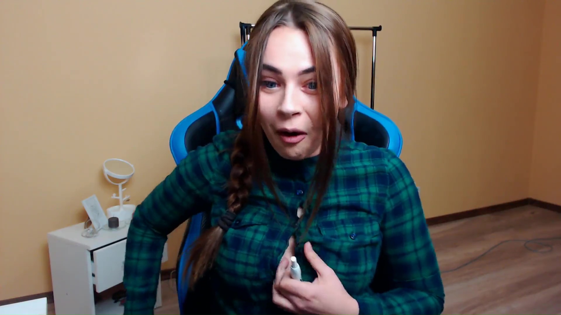 videos de Mihalina Novakovskaya Camisa ajustada que revela la contracción abierta en Allporno