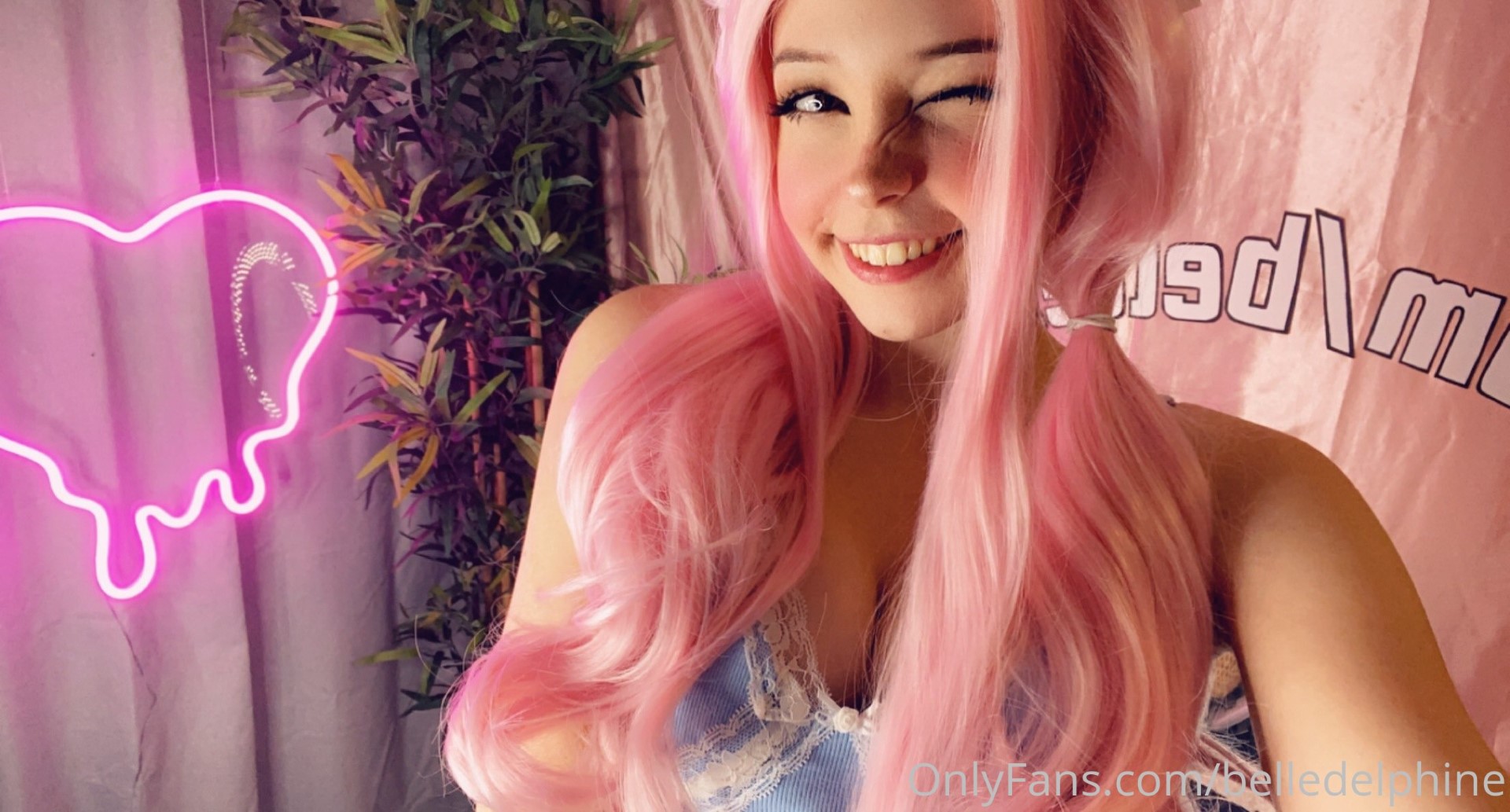 videos de Pink Hair Bunny Belle Delphine follada desde atrás Video en Allporno