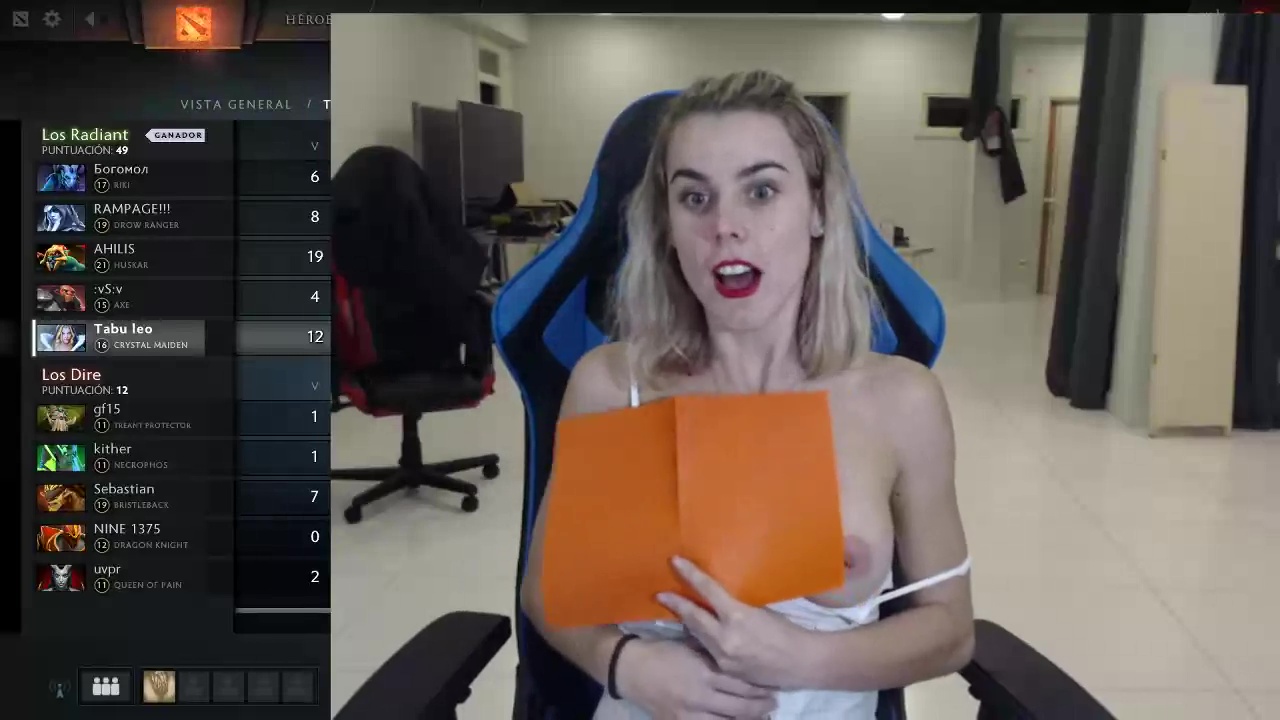 videos de Slip slip twitch de pezón accidental se arrepiente de todo en Allporno