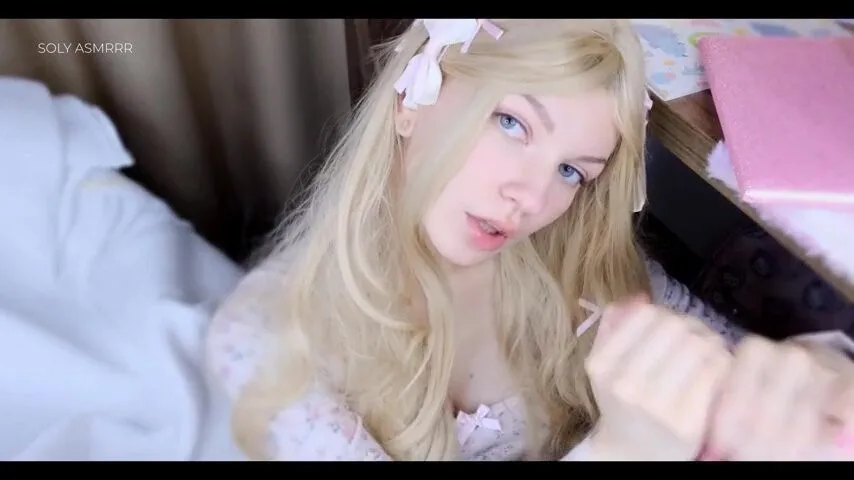 videos de Soly asmr Sloppy Licking Handjob solo Fans Video en Allporno