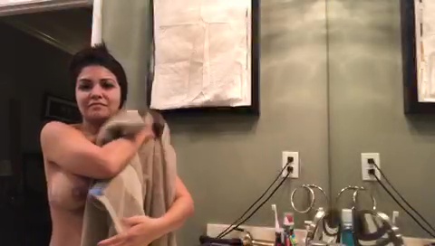 videos de Streamer accidental boob slip después de la ducha en vivo en Allporno