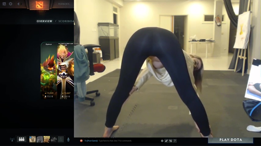 videos de Streamer se dobla sobre la teta de pose de yoga flash upblouse en Allporno