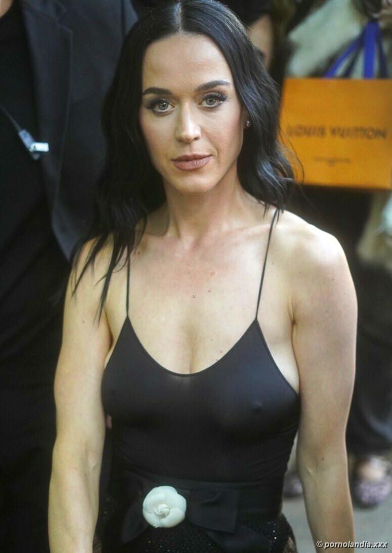 Naked Katy Perry Flag Paying Lift sin sujetador - Foto 247516