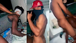 La morena singando delante de un grupo de gente