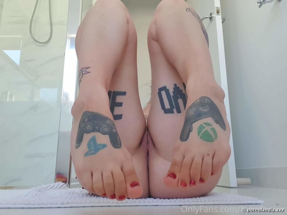 Porno tatuada mostrando su cuerpo desnudo - Foto 250486