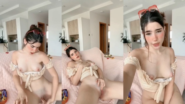 ZoeIsThePrincess sola en el sofá