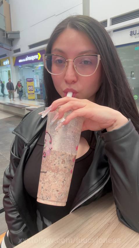 I showed my boobs to everyone at the mall IG:.. Protagonizado por luucyjoness