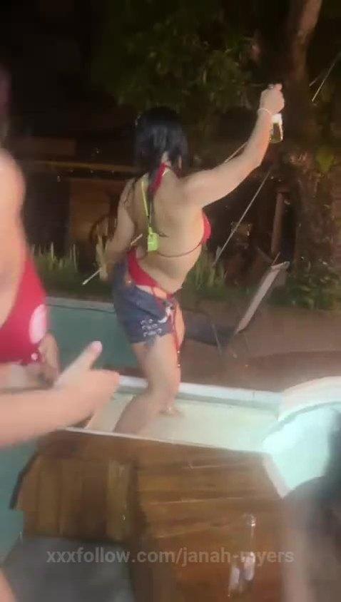 Someone recorded me while I was dancing drunk.. Protagonizado por janah-myers