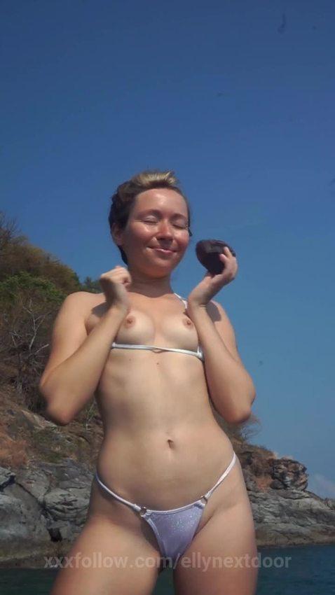Fun with my petitw tits outdoor Protagonizado por ellynextdoor