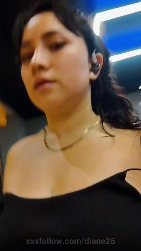 look at me sweating and lick my neck Protagonizado por diane26
