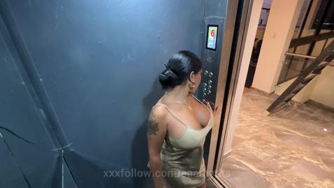 Natural latina flashes her tits during an ele.. Protagonizado por saamytits