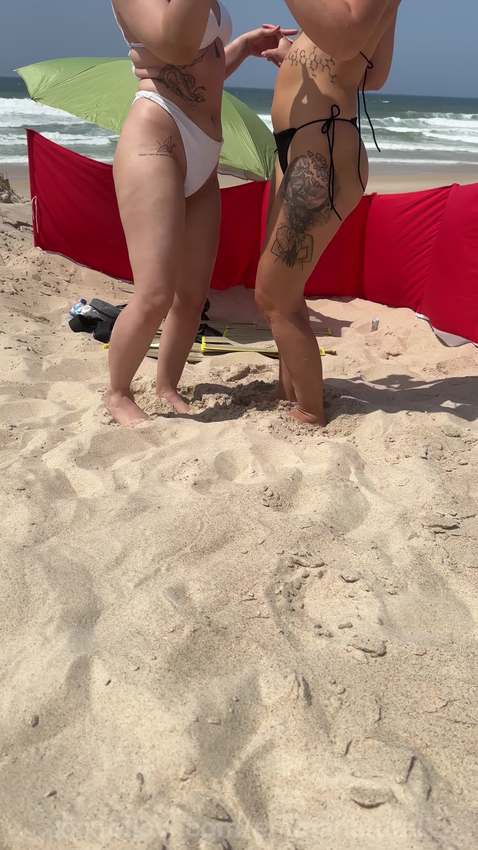 two beautiful lesbians on the beach Protagonizado por emmanatural