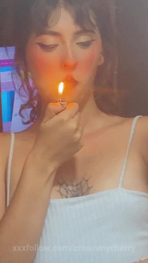 smoking mid break, gotta relax if i wanna kee.. Protagonizado por creammycherry