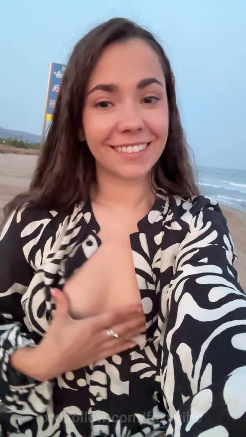 horny slut walking and show tits Protagonizado por foxyvibe