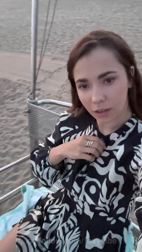 this evening air feels so good on my thighs…. Protagonizado por foxyvibe