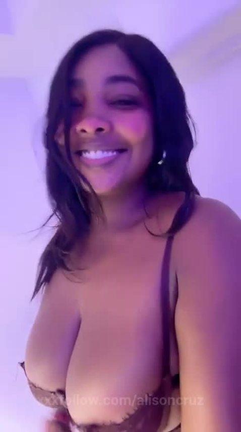 MY ROOM ITS SO ARDENT TODAY 🔥🔥 U want to help.. Protagonizado por alisoncruz