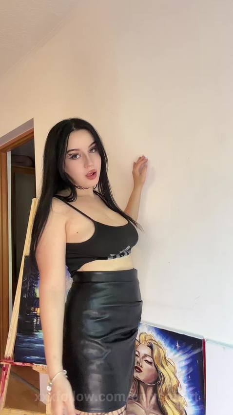 a girl in a black goth skirt Protagonizado por onlysofiart