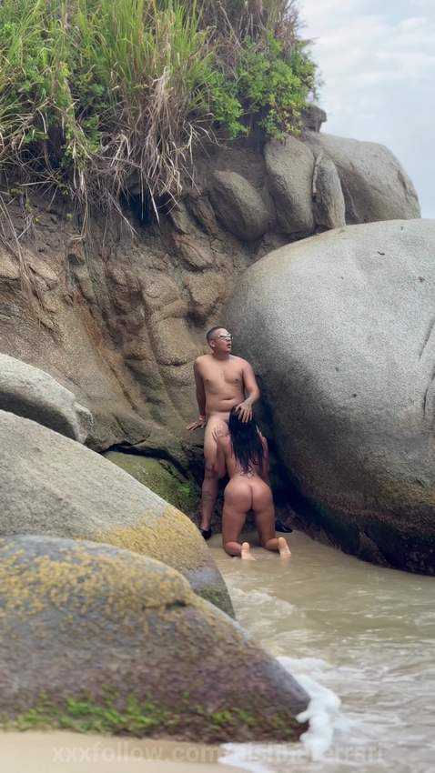 mamandole la polla a un extraño en una playa .. Protagonizado por aishhaferrari