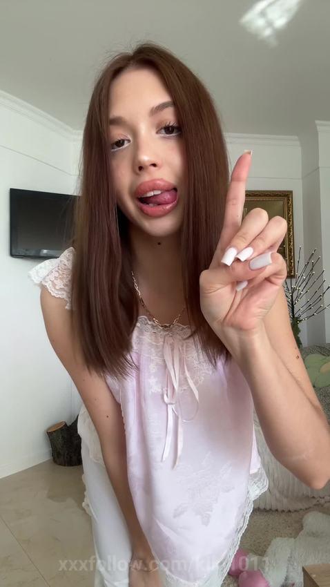 🔥Sexy smiling brunette in red sheer top 💦 See.. Protagonizado por kiki1011