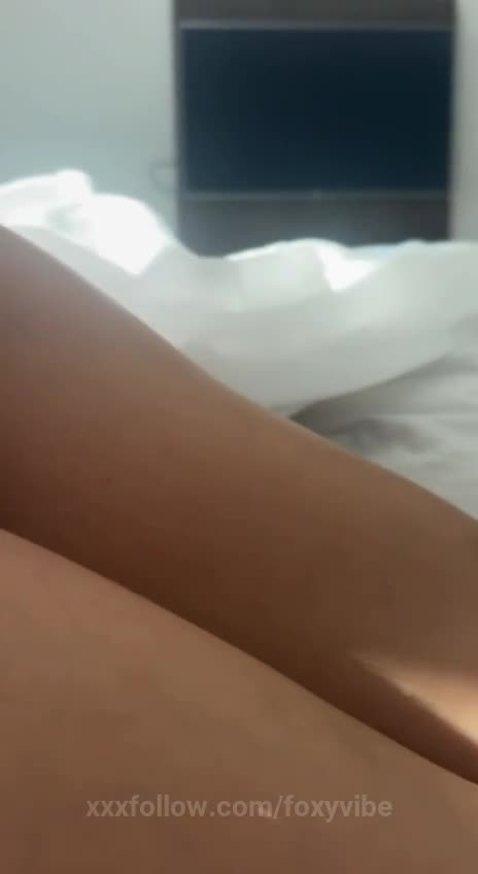 little horny babe wanna play Protagonizado por foxyvibe