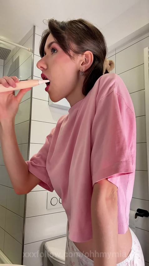 mouth was already dripping wet. Protagonizado por ohhmymia