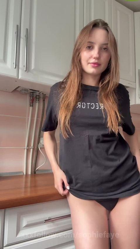 😏This tattooed brunette is aching to be fucke.. Protagonizado por sophiefaye