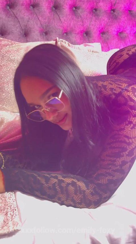 Stunning Curvy Beauty with a Flirty Look and .. Protagonizado por emily-foxy