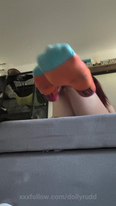 Do my feet in socks turn you on? Protagonizado por dollyrudd
