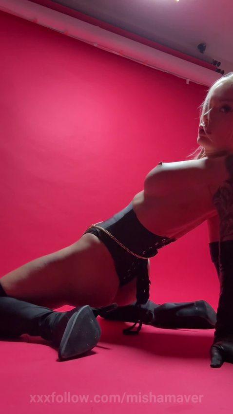 Blonde posing in black corset and chain belt Protagonizado por mishamaver