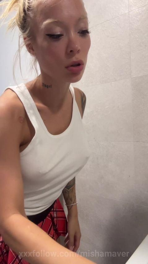 Messy morning routine with a blonde tattooed .. Protagonizado por mishamaver