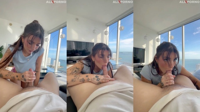 Ari Kytsya chupando a Dick en el Couch
