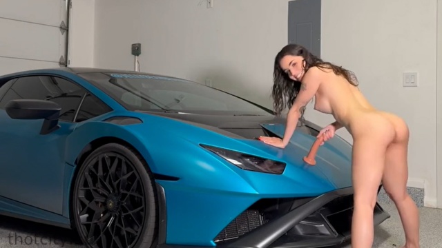 Jameliz Benitez Masturbando en el Lamborghini